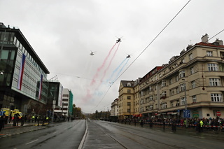 Trojice vrtulníků Mi-24 přelétá nad Evropskou a vytváří trikoloru
