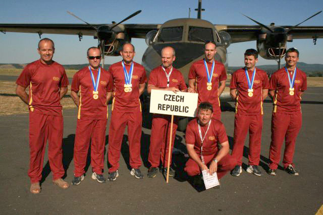 Tým parašutistů Dukly Prostějov na mistrovství světa CISM 2009