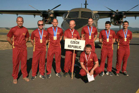 Tým parašutistů Dukly Prostějov na mistrovství světa CISM 2009