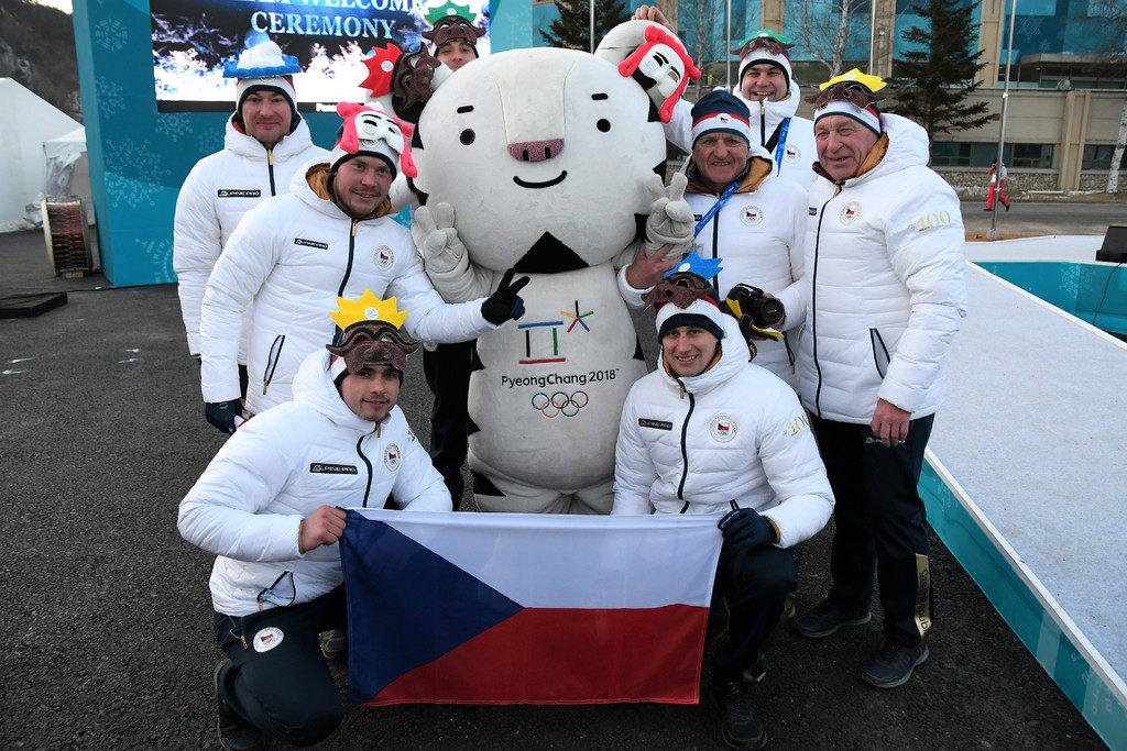Tým sáňkařů z Dukly Praha s maskotem ZOH 2018
