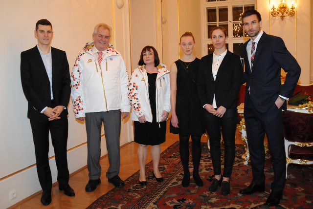 U předání olympijského oblečení byli i olympijský vítěz Jaroslav Kulhavý (první zleva) a medailová naděje pro Soči Eva Samková (druhá zprava)