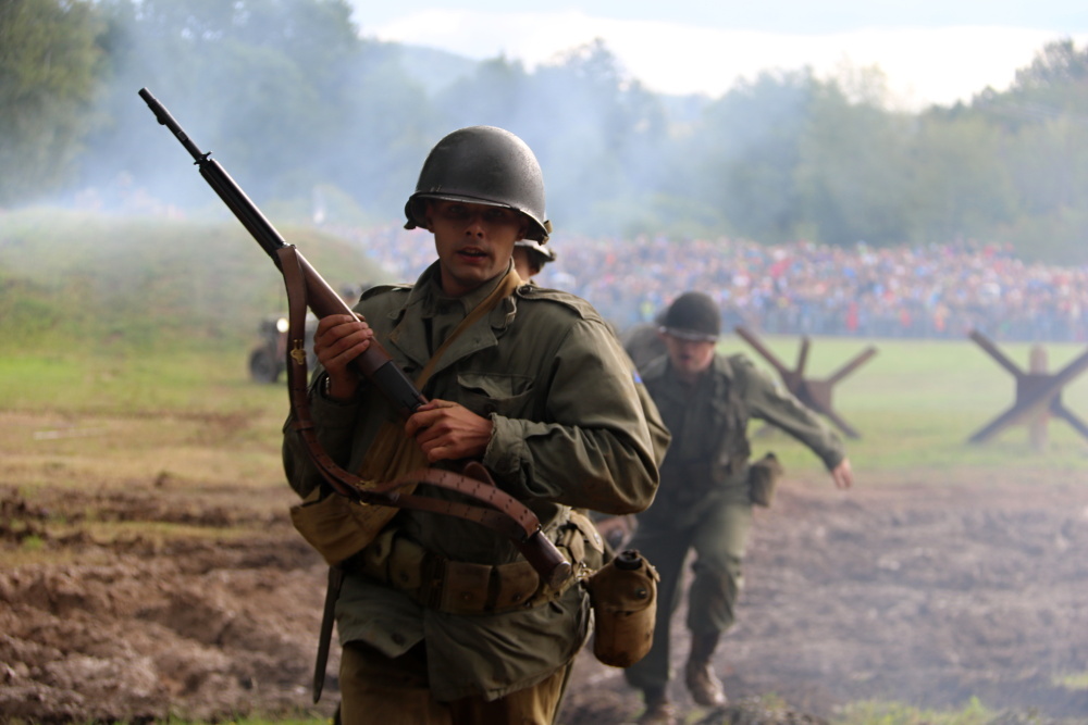 Účastníci bojových ukázek z klubů vojenské historie