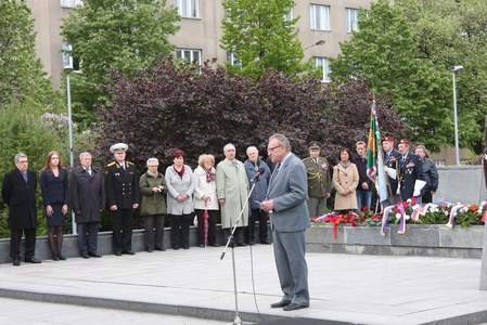 Účastníci pietního aktu na náměstí Interbrigády