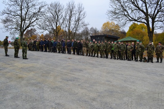 Účastníci střelecké soutěže