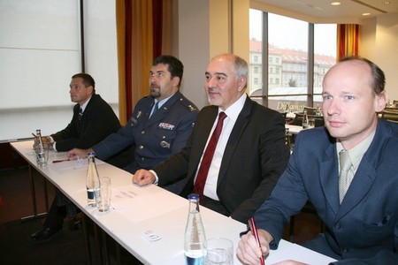 Mezinárodní sympozium odborníků transportního letectva jednalo v Praze