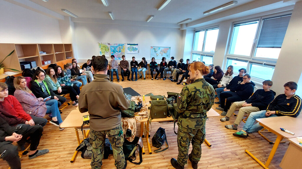 Učitele za katedrou vystřídali vojáci