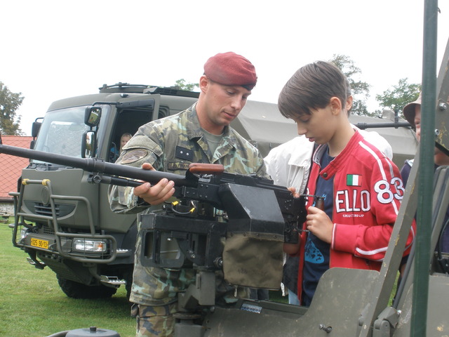 Ukázka kulometu vozidla LR 130 Kajman.