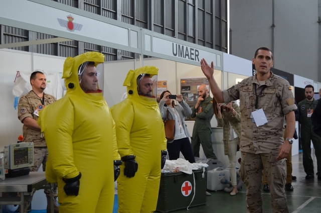 Ukázka speciálního zdravotnického zařízení na převoz nakažených osob