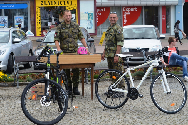 Ukázka vybavení kol a ochranných přileb