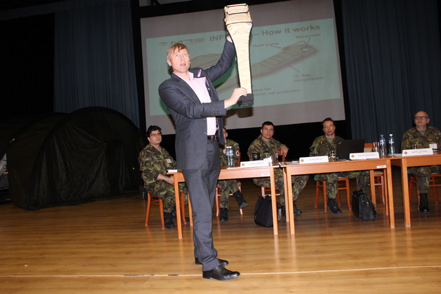 Ukázka vybavení určeného pro poskytování první pomoci v boji