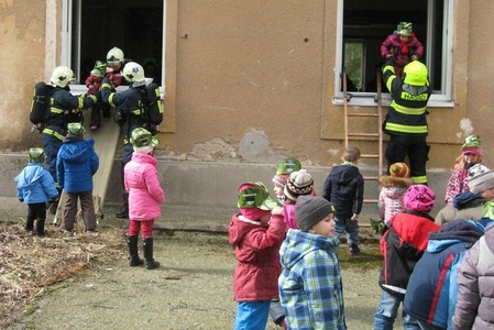 Záchranáři z Bechyně zapojili předškoláky do cvičení