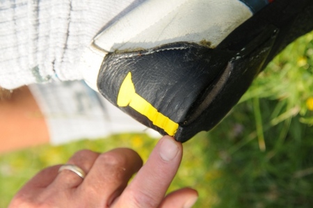 Upravená pata boty parašutisty. Musí jí trefit cíl o velikosti 1 centimetr