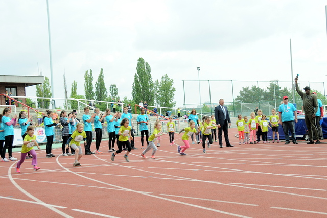 Usain Bolt startuje závod na 100 m nejmladších účastníků Čokoládové tretry