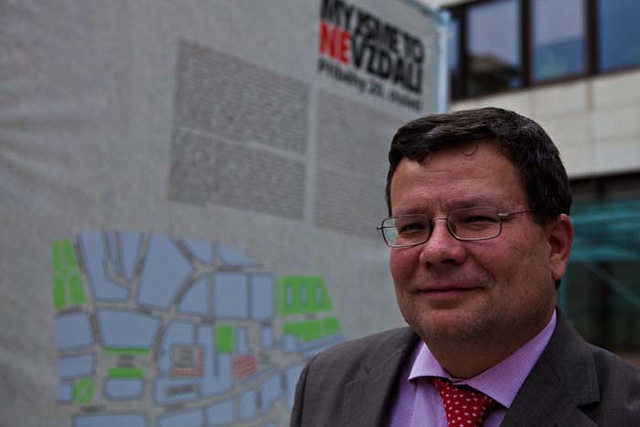 Ministr obrany na výstavě (1)