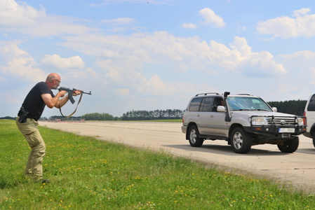 Útok na vůz s chráněnou osobou