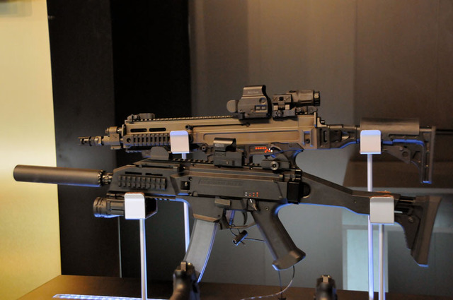 Výrobky  zbrojovky firmy OCZ se těšily velké pozornosti - útočná puška  CZ 805 BREN A1/A2 a CZ SCORPION EVO 3 A1