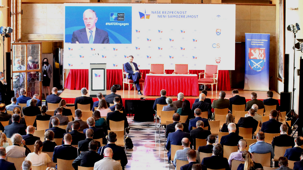 Na bezpečnosti a armádě nebudeme šetřit, slíbil premiér
