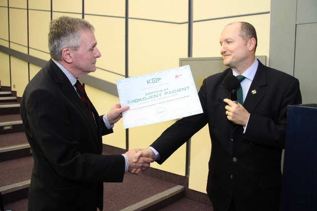 Předání certifikátu řediteli ÚVN Praha M. Zavoralovi