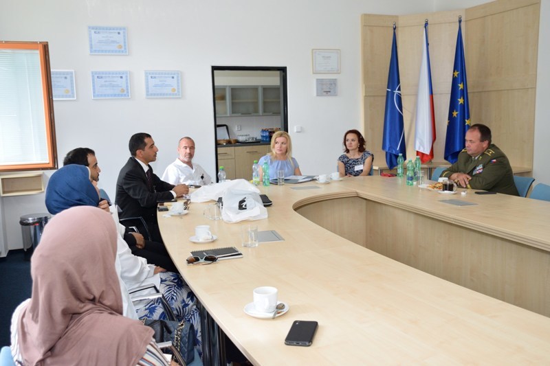 Vojenští zdravotníci ze Spojených arabských emirátů na stáži v Ústřední vojenské nemocnici v Praze