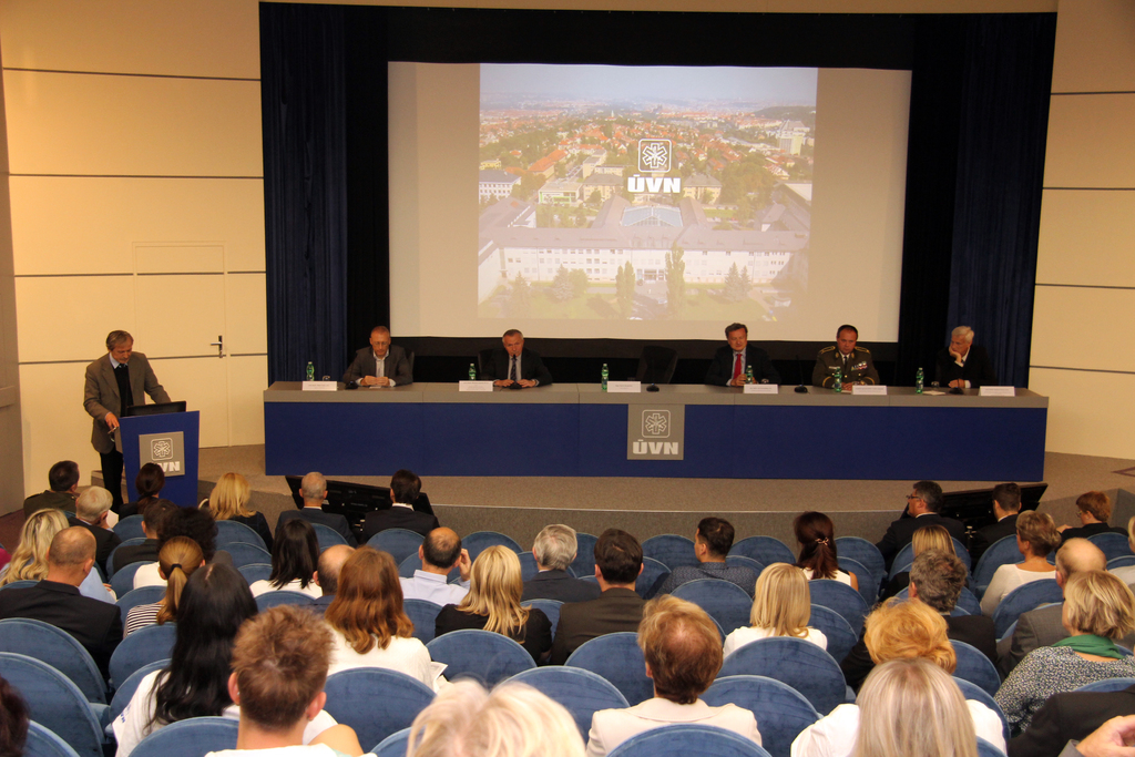 V Kongresovém centru ÚVN se setkali lékaři, zdravotnický personál a další hosté na konferenci 5 let vojenské fakultní nemocnice