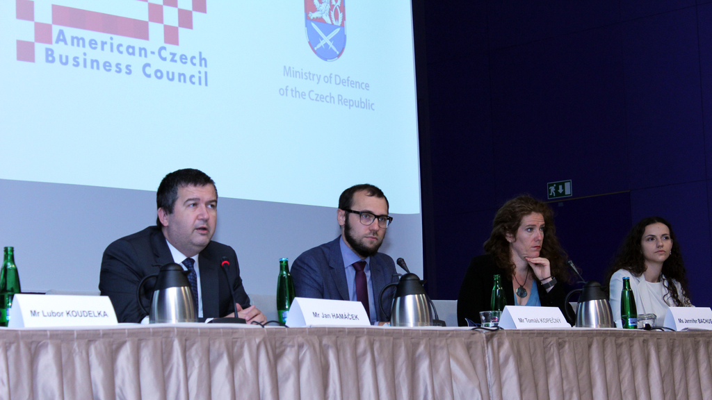 První místopředseda vlády a ministr vnitra Jan Hamáček a náměstek ministra obrany Tomáš Kopečný zahájili 4. Česko-americké obranné fórum