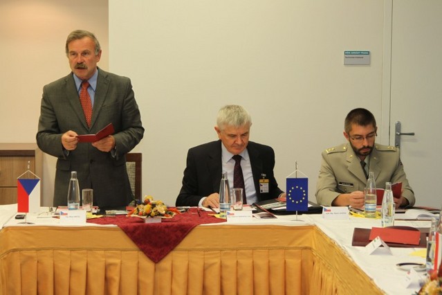 Zleva: Milan Máčel, Vladimír Karaffa a pplk. Martin Svátek