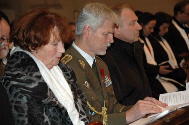 V kostele sv. Mikuláše se pobožnosti zúčastnili kromě ministra obrany, náčelníka generálního štábu i starostka Prahy 6 Marie Kousalíková