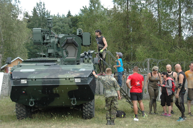 V prostoru startu byla možnost prohlédnout si vojenskou techniku