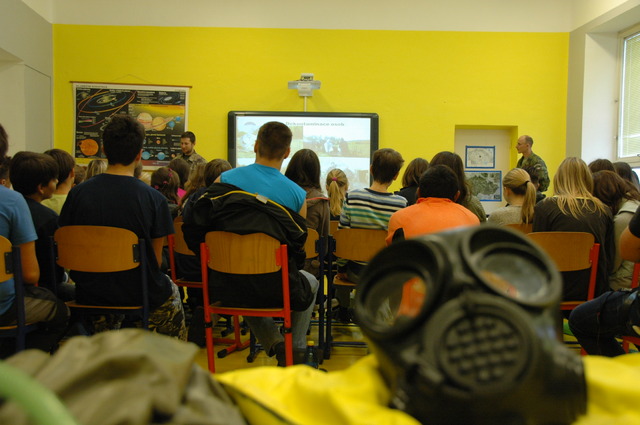 V rámci chemické ochrany se děti dozvěděly i o dekontaminaci osob