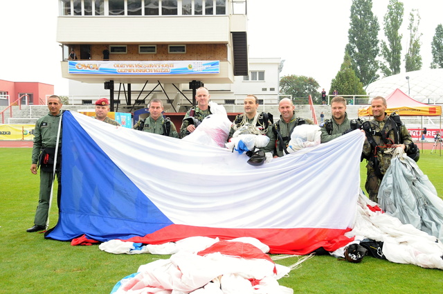 V rámci doprovodného programu se uskutečnil seskok vojenských výsadkářů.