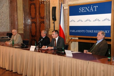 V úvodním panelu hovořili Vladimír Špidla, Přemysl Sobotka, Jiří Šedivý a Jaroslav Šedivý