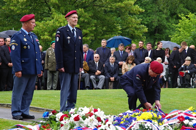 Váleční veteráni na pietním aktu