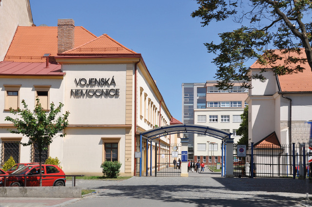 Vchod do brněnské vojenské nemocnice