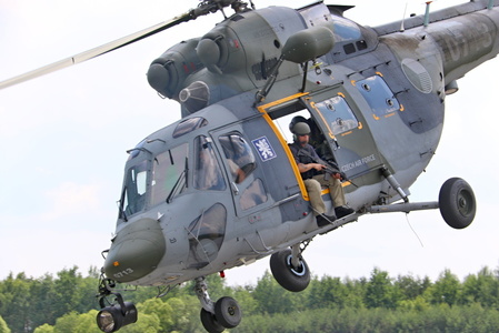 Ve vrtulníku nechyběl odstřelovač