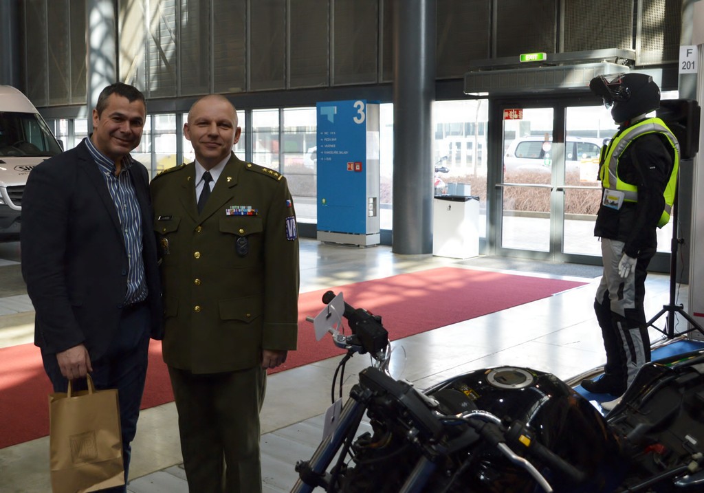 Vedoucí Odboru služby dopravní policie PČR Jihomoravského kraje plk. Jindřich Rybka jednal s velitelem Velitelství ochranné služby Vojenské policie Praha plk. Jiřím Ročkem