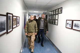 Velitel 13.SR BAF kapitán Josef Kozelek provádí mínistra Metnara velitelstvím