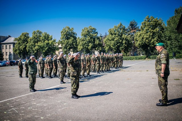 Velitel 14. plogp podává hlášení veliteli pozemních sil generálu Jánu Gurníkovi