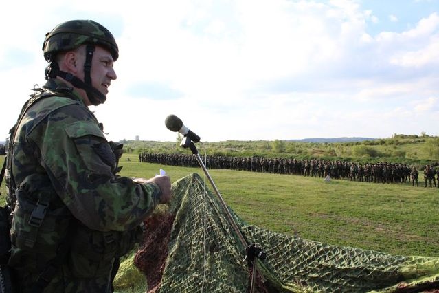 Velitel 4. brigády při úvodním proslovu k zahájení cvičení