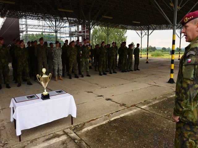 Velitel 4. brigády rychlého nasazení plukovník Miroslav Hlaváč zahajuje soutěž.