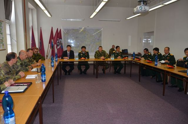 Velitel 4. brigády rychlého nasazení při úvodní prezentaci vietnamské delegaci