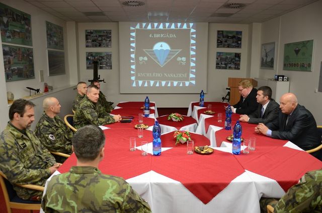 Velitel 4. brigády seznamuje předsedu Poslanecké sněmovny Parlamentu ČR Jana Hamáčka se svými podřízenými veliteli praporů