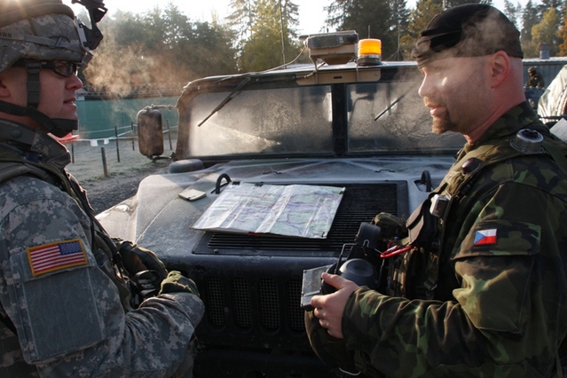 Velitel americké a české mobilní jednotky se radí před odjezdem na patrolu