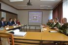 Velitel 4. brigády při úvodní prezentaci o brigádě