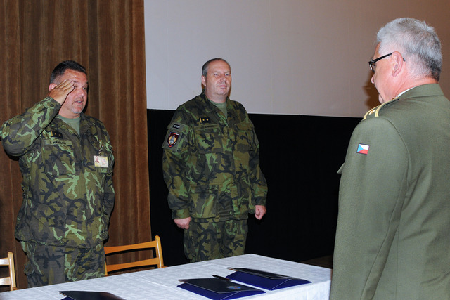 Velitel CSTT pplk.Havelka hlásí veliteli VeV-VA odevzdání funkce