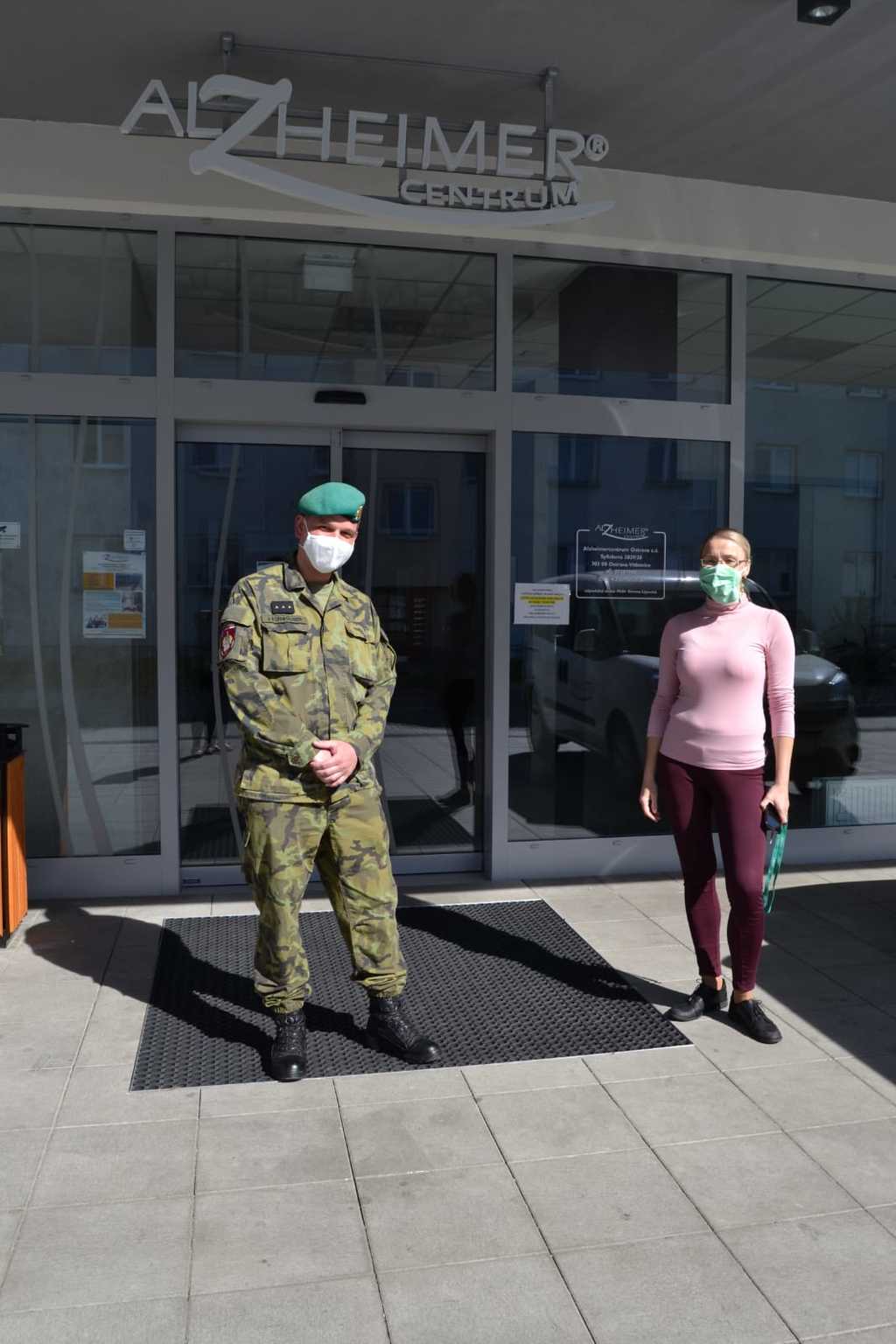 Velitel nasazené jednotky nadporučík Jan Kornhäuser společně s ředitelkou ostravského Alzheimercentra Simonou Lipovskou