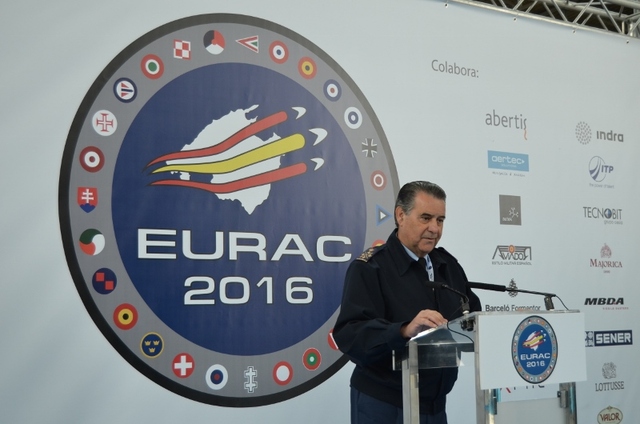 Velitel španělských vzdušných sil při úvodním projevu během prezentace obranného průmyslu