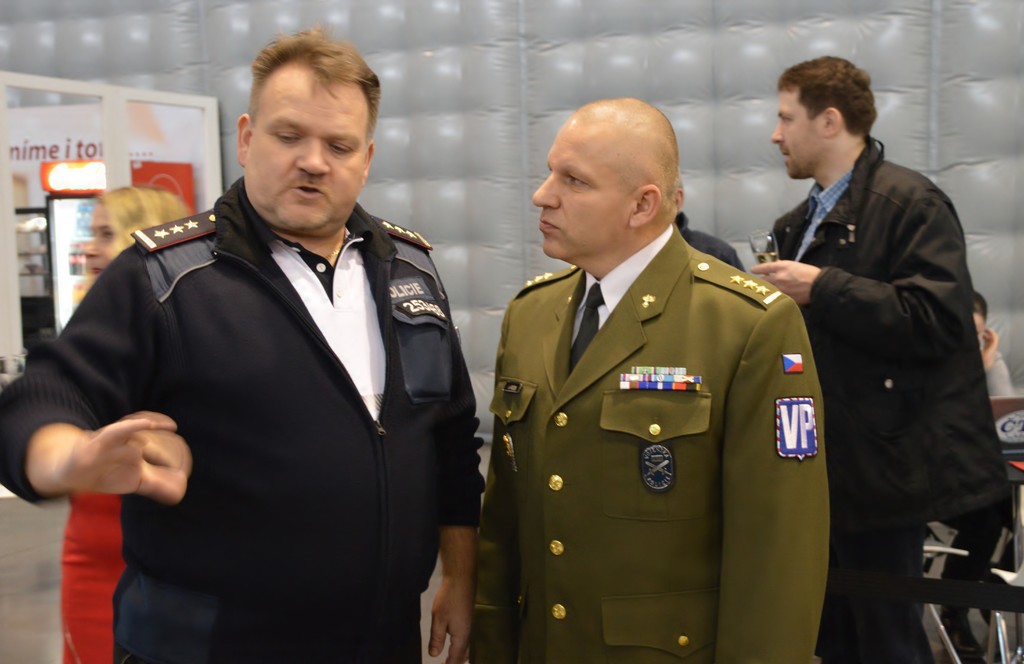 Velitel Velitelství ochranné služby Vojenské policie Praha plukovník Jiří Roček s ředitelem ředitelství PČR Jihomoravského kraje plukovníkem Leošem Tržilem