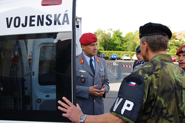 Velitel VP brigádní generál Udo Schnittker během včerejší návštěvy na Velitelství ochranné služby VP Praha. Brigádní generál Schnittker měl možnost seznámit se s moderní technikou, kterou disponuje naše Vojenská policie, včetně rozsáhlé flotily vozidel zahrnující plně vybavený Land Rover Discovery M3, Toyoty Land Cruiser, vozidla používaná při ochraně zahraničních delegací a též motocyklů určených pro doprovod nejvyšších vojenských představitelů.