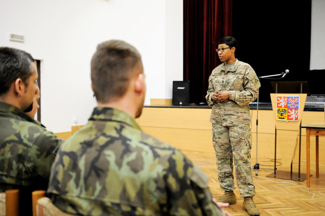Velitelka amerických instruktorů
