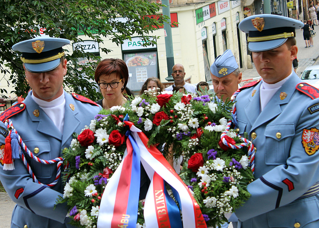 Věnec Ministerstva obrany položila náměstkyně MO Alena Netolická a poradce NGŠ generálmajor Jiří Verner